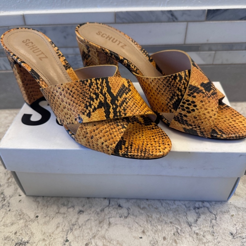 Schutz Orange snakes skin heel‎